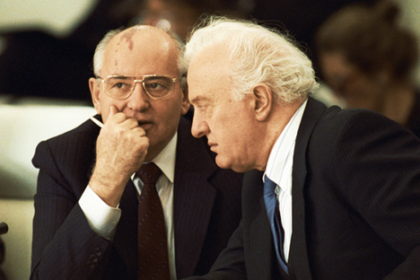 Mikhail Gorbachev (kiri) dan Eduard Shevardnadze. Foto: Yuri Abramotchkine/RIA Novosti