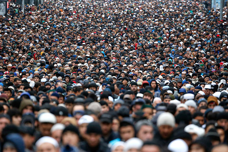 Ribuan umat Islam menghadiri salat Idul Adha di Moskow (4/10). (Sergei Karpukhin/Reuters).