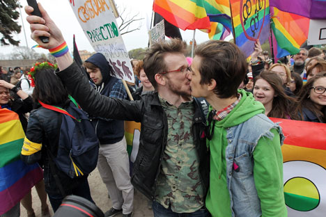 Kritik terhadap pernikahan sesama jenis juga datang dari banyak komentator konservatif, termasuk pengguna media sosial. Foto: TASS