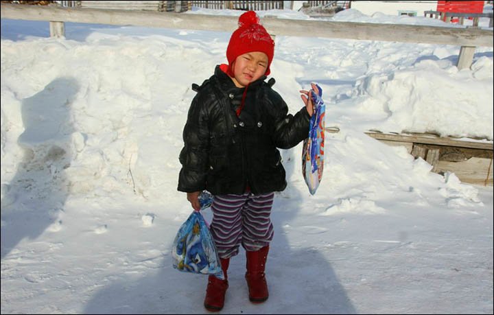 Di tengah dinginnya cuaca, gadis kecil berusia empat tahun ini harus berjalan sepanjang delapan kilometer melintasi hutan taiga di Siberia.