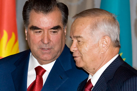 Il presidente tagiko Emomali Rachmon (a destra) con il presidente uzbeco Islam Karimov (Foto: Reuters / Vostock Photo)