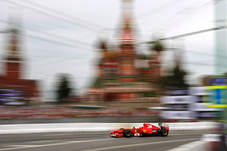 La Ferrari sfreccia in Piazza Rossa a Mosca per il Moscow City Racing (Foto: AP)