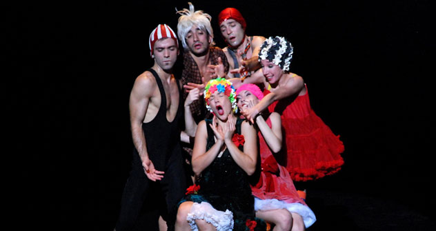 La compagnia Artemis Danza di Parma sul palco con lo spettacolo "I Bislacchi", per la regia di Monica Casadei (Foto: ufficio stampa)