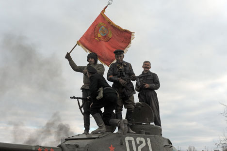 Un momento della battaglia di Stalingrado, ricostruita il 19 novembre 2012 (Foto: Itar-Tass)