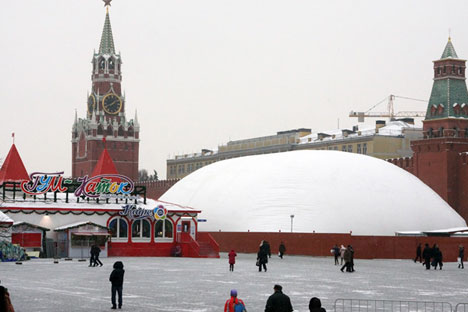 La tenda bianca che copre il cantiere del Mausoleo di Lenin in Piazza Rossa, a Mosca (Foto: Arkadi Kolybalov/Rossiyskaya Gazeta)