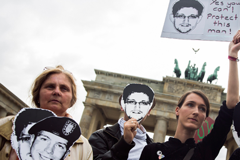 Sostenitori di Edward Snowden a Berlino (Foto: Reuters)