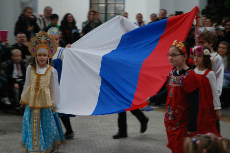 I bambini della scuola "Parola russa" con la bandiera della Federazione durante una cerimonia a Roma (Foto:&nbsp;www.parolarussa.org)