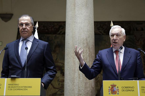 Il ministro russo degli Esteri Sergei Lavrov (a sinistra) insieme al suo omologo spagnolo José Manuel García-Margallo (Foto: Reuters)