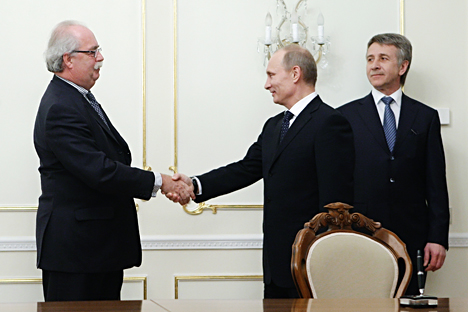 Il Presidente russo Vladimir Putin, al centro, stringe la mano al numero uno di Total, Christophe de Margerie, durante un incontro con il capo del Cremlino a Mosca (Foto: AFP / East News)