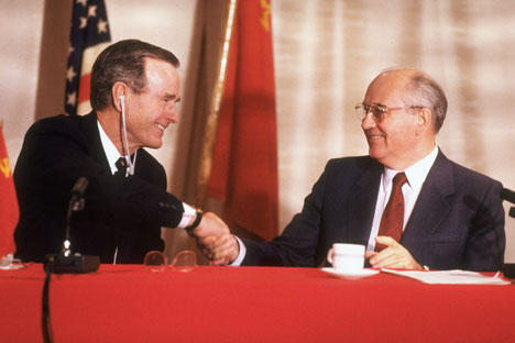 Il Presidente americano George Bush senior insieme al leader sovietico Mikhail Gorbaciov (Foto: Getty images / Fotobank)