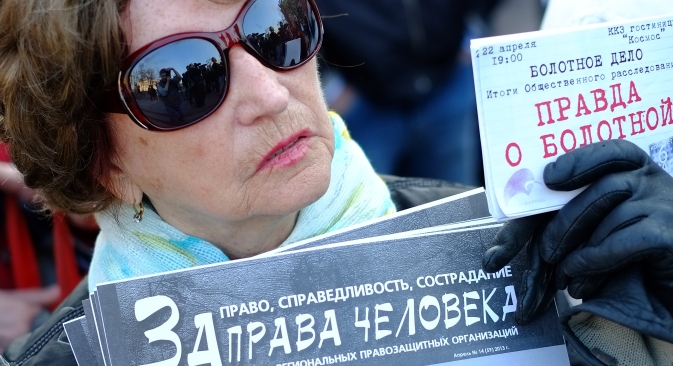 野党のリーダー、アレクセイ・ナヴァリヌイ氏を支持する集会に参加した女性。ポスターには「人権を守れ！」とある。ナヴァリヌイ氏は、国営の材木製造会社「キロフレス」に対する横領の疑いで起訴されている。＝アンドレイ・ステーニン撮影／ロシア通信