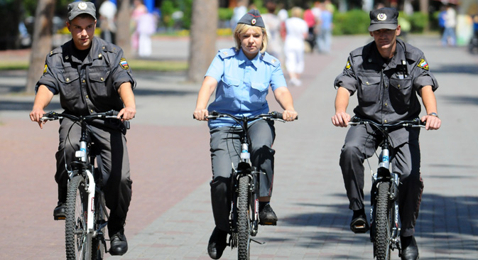 モスクワ市南西部では6月に入ってから、特別な自転車部隊が活動を始めている　＝タス通信撮影