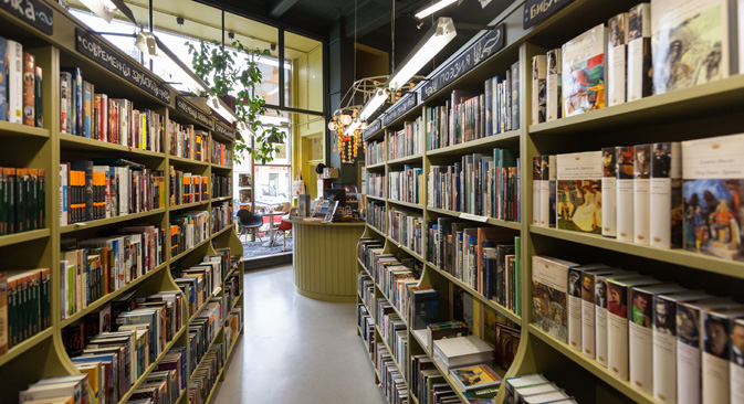インターネット、デジタル化の普及で、書籍や読書習慣をめぐる環境が変化してきている。写真はサンクトペテルブルク市に新装開店した書店。電子書籍に顧客が奪われている＝ドミートリー・ツィレンシコフ撮影