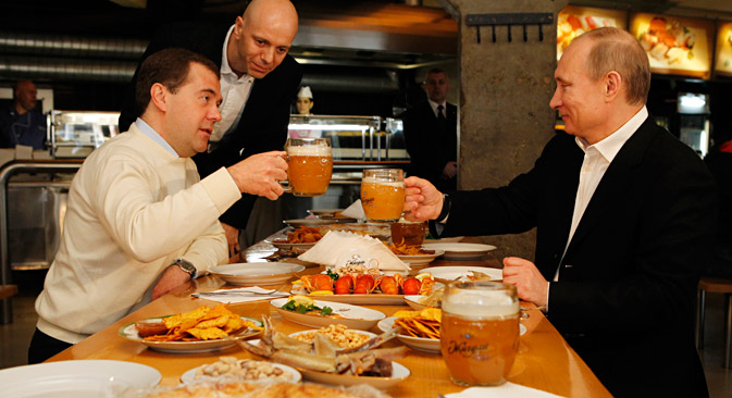 2012年5月1日、メドベージェフ元大統領（左）とプーチン元首相は「ジグリー」バーで「ジグリー」ビールを飲んでいる=タス通信撮影