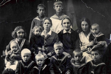 Степан Соснин кај баба си на раце (во средина) со своите втори братучеди и со тетките (на двата краја), во средина е и неговата прабаба. Уљјановск, 1940 година. Фотографија од лична архива.