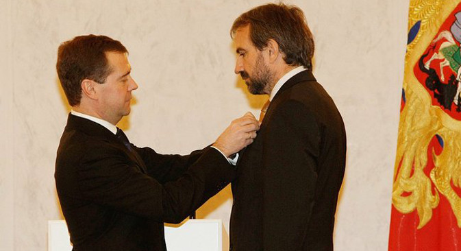 Дмитриј Медведев награђује Хермана Панцигера  Орденом пријатељства (2009), највишим признањем које Руска Федерација додељује страним држављанима. Извор: kremlin.ru.