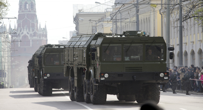 Заједно са Казахстаном и осталим земљама ОДКБ Русија је створила снаге за брзо реаговање.На слици: „Искандери“ на улицама Москве. Извор: РИА „Новости“.