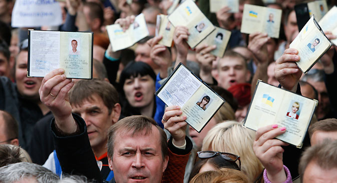 Становници југоистока Украјине желе да на власти буду њихови представници, а не чиновници који су наметнути „одозго“. Извор: Reuters.