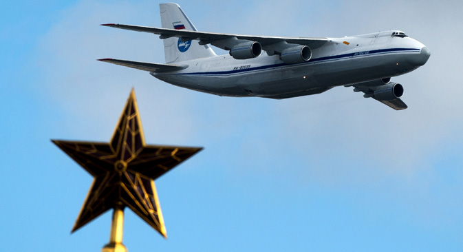 Ан-124-100 „Руслан“ лети изнад кремаљских звезда током пробе Параде Победе. Авион се сматра врхунцем совјетске индустрије. Извор: РИА „Новости“.