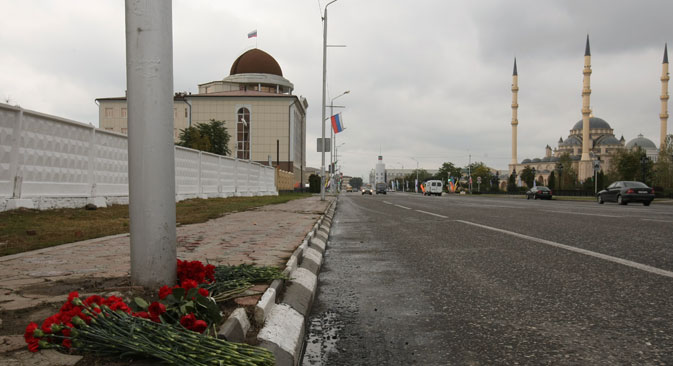 Цвеће на месту терористичког напада на Проспекту Хусеина Исајева у Грозном. Извор: РИА „Новости“.
