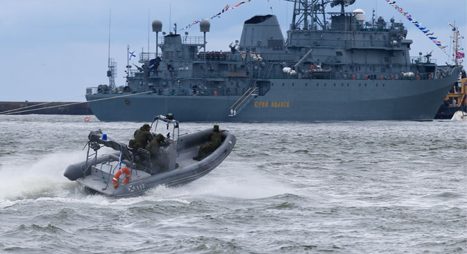 Осматрачки брод „Јуриј Иванов“ учествује у паради поводом Дана руске ратне морнарице у Балтијску. Фотографија: Виталиј Невар / ТАСС.
