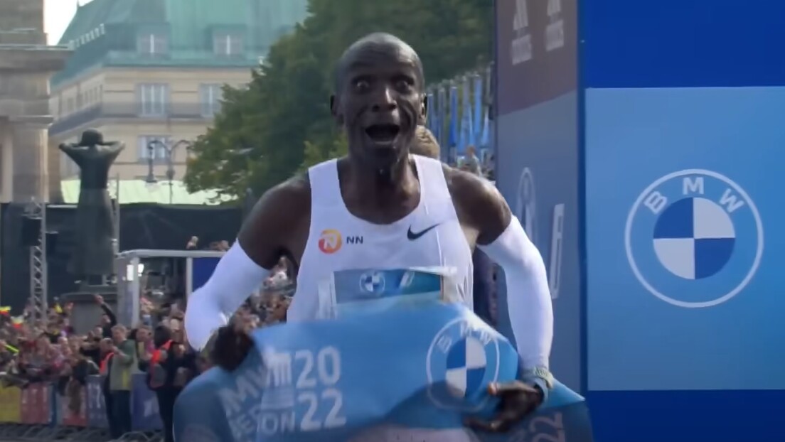 Кипчоге наставио да пркоси реалном и оборио светски рекорд у маратону
