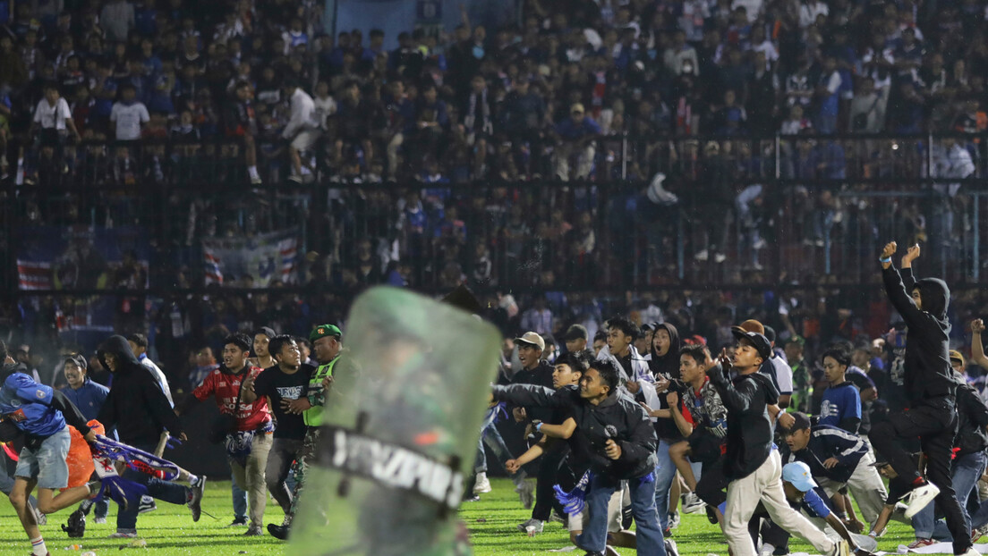 Трагедија невиђених размера у Индонезији – преко 170 мртвих у стампеду на стадиону!