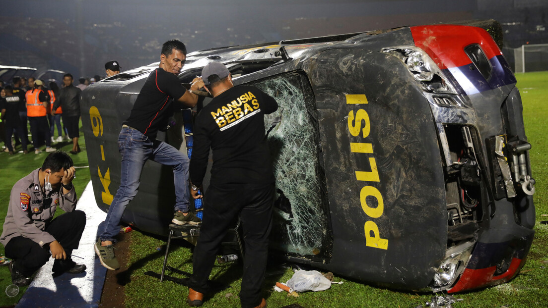 Ужасни детаљи трагедије у Индонезији, у стампеду на стадиону страдало 32 деце