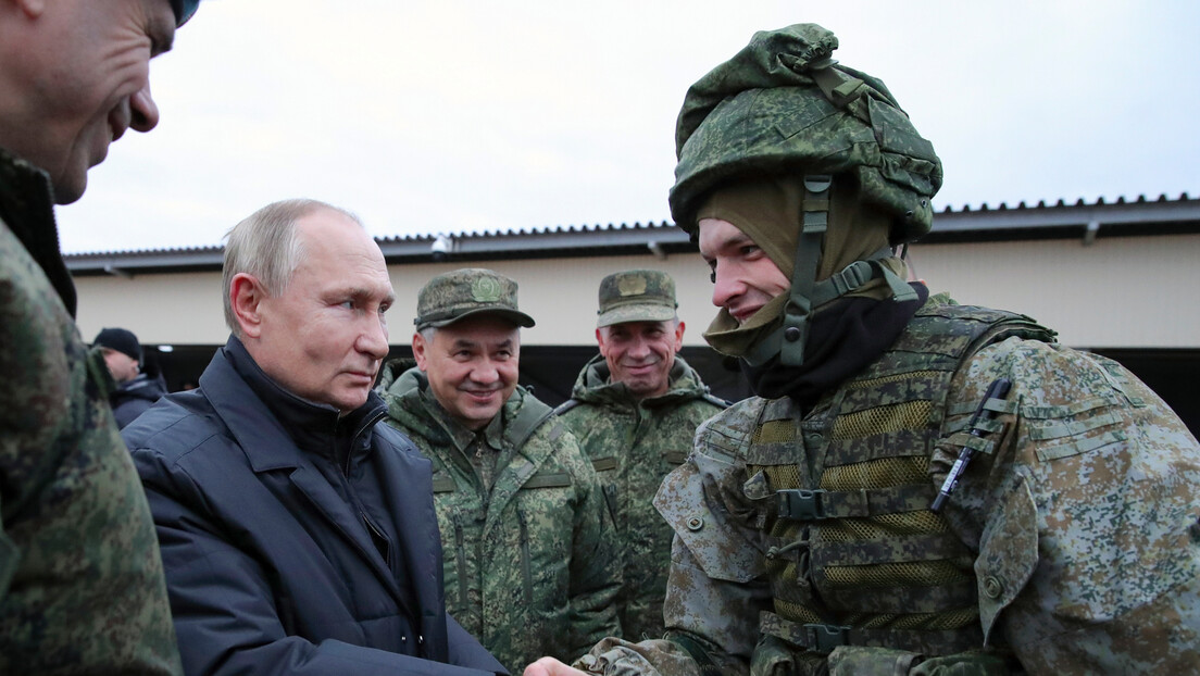 Путин посетио мобилисане војнике у Рјазанској области, пуцао из пушке (ВИДЕО)