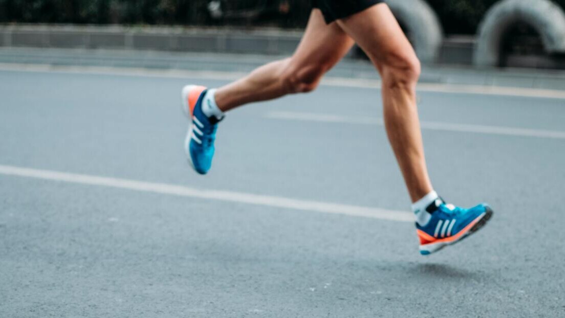 Popularna fitnes polemika: trčanje ili brzi hod za mršavljenje