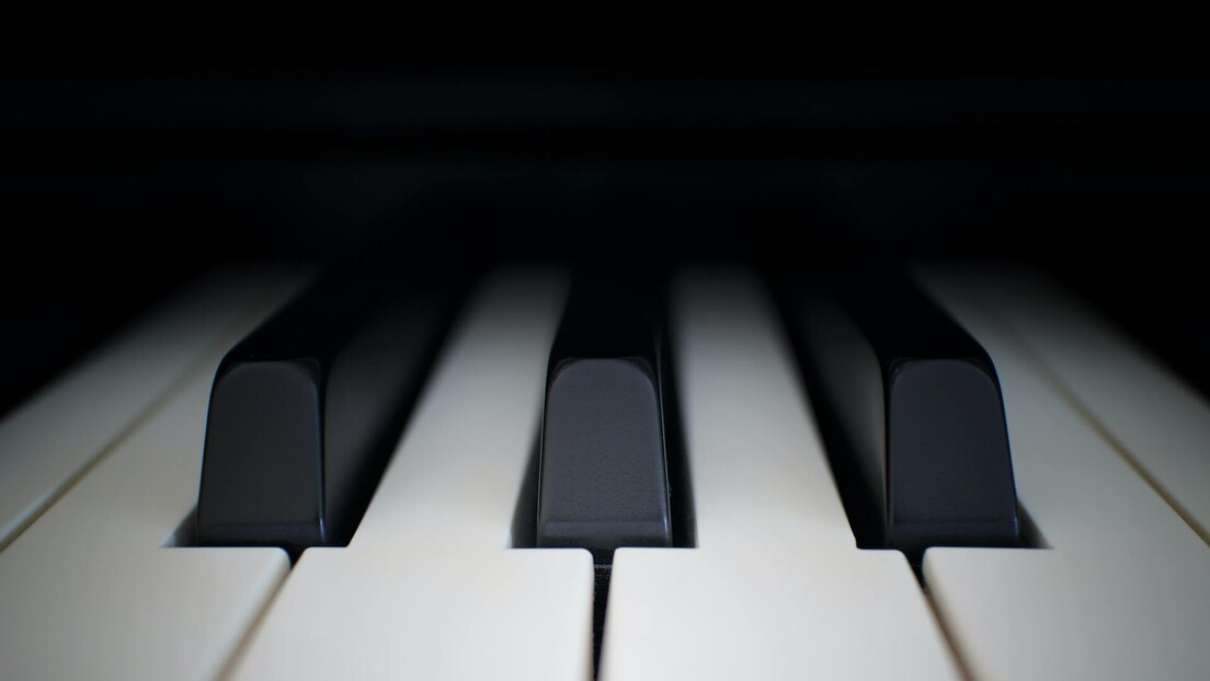 Британски јавни сервис: Трансродна особа у програму свирала клавир пенисом