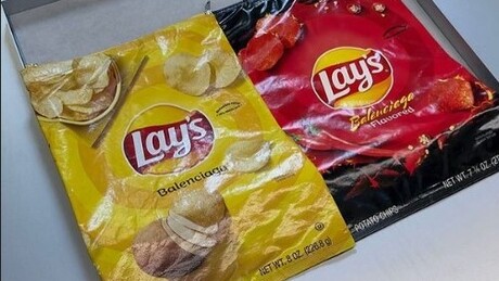 Баленсијага представља чипс као нови модни аксесоар