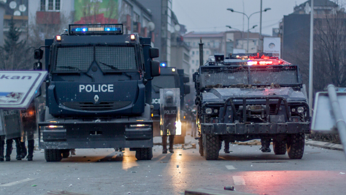 Полиција тзв. Косова, опремљена дугим цевима, уручује опомене Србима за промену таблица