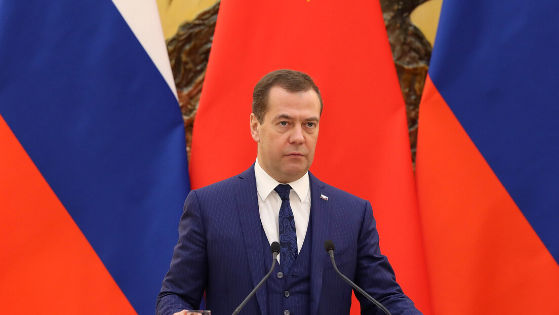 Медведев: Нестаје свет "деда Бајдена"