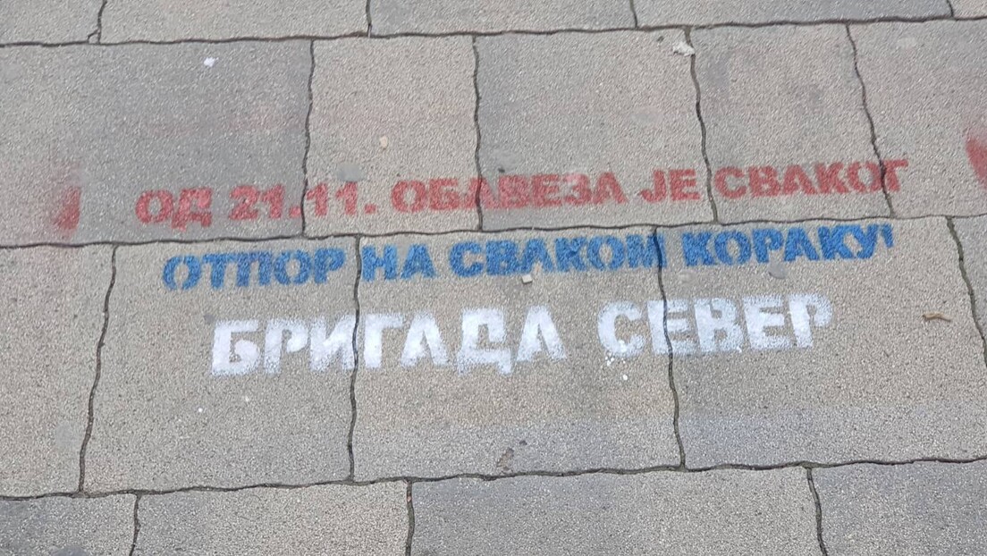 Графити у Косовској Митровици: "Од 21. новембра отпор на сваком кораку!"