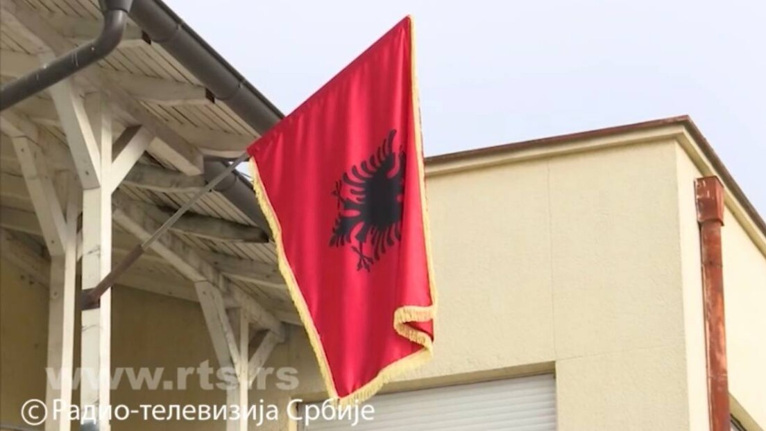 На југу Србије противзаконито истакнуте албанске заставе