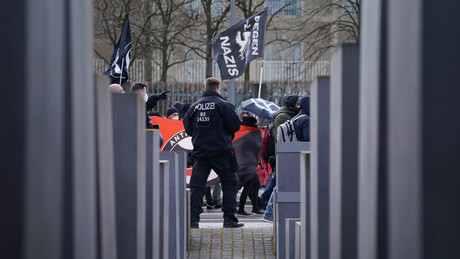 Активисти "Антифе" напали антиратни протест у Лајпцигу (ВИДЕО)