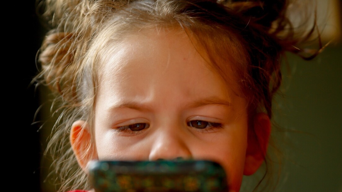 Мобилни телефони и таблети криве кичму: све више деце са деформитетима кичме