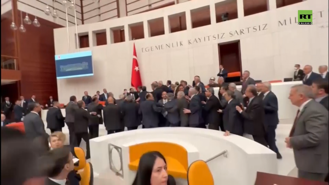 Tuča u turskom parlamentu: Poslanik završio na reanimaciji