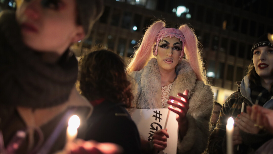 Транс активисти гађали феминисткиње и лезбејке питама и јајима: Куда са трансродним убицом?