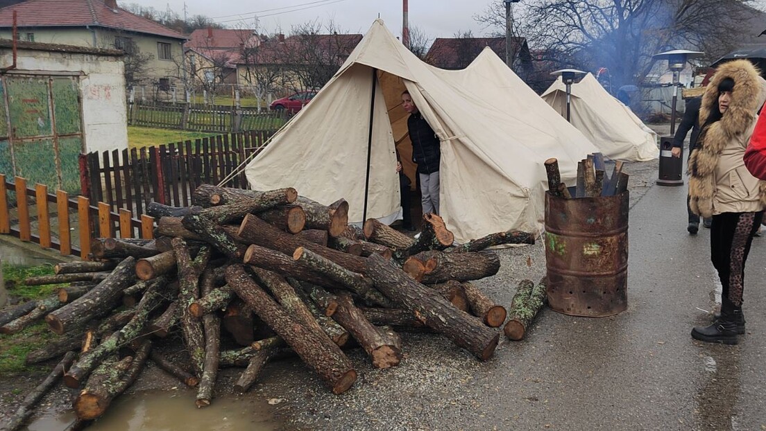 Бројни Срби и даље у Рудару, људи ложе логорске ватре не би ли се загрејали