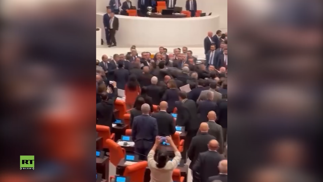 Pesnice umesto dijaloga: Opet tuča u parlamentu Turske