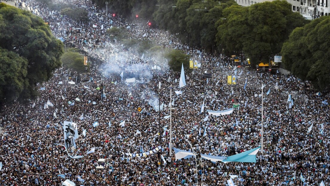 Mesi iznosi pehar kao nekad Maradona: Argentina sprema feštu, fudbalere čeka balkon