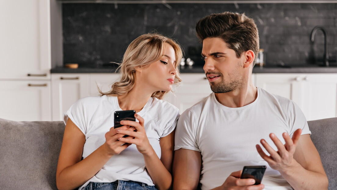 Да ли ваш партнер проводи превише времена уз мобилни телефон