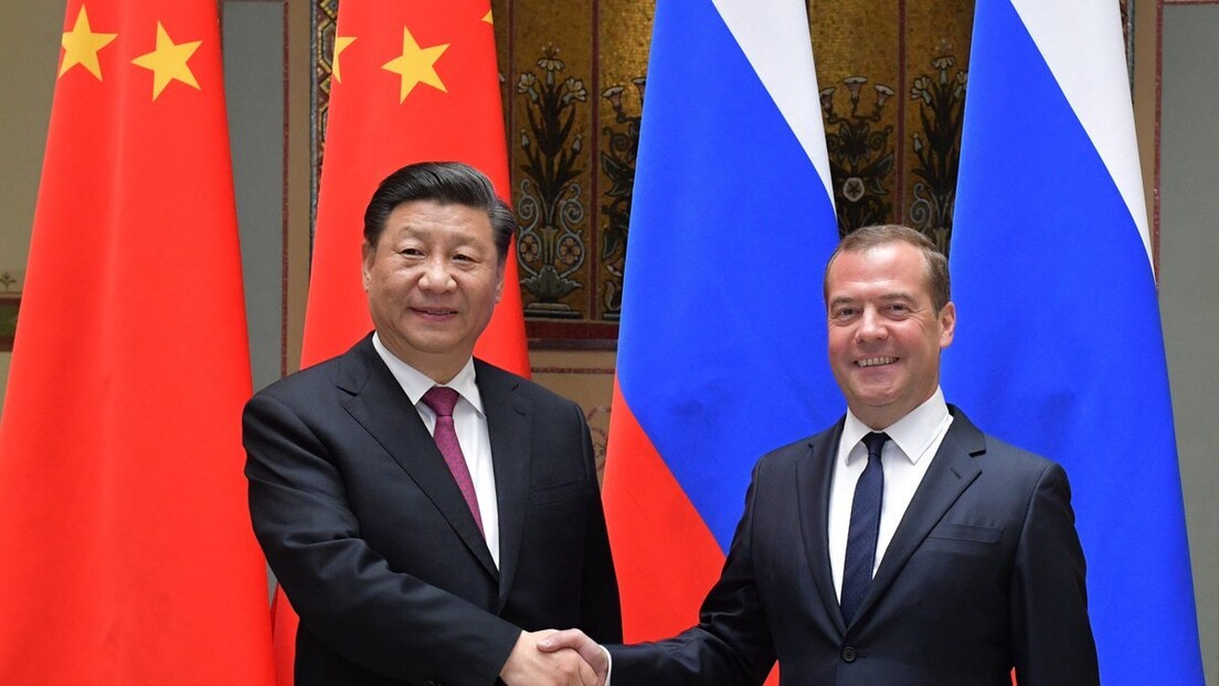 Медведев у Пекингу: Пренео личну Путинову поруку Си Ђинпингу (ВИДЕО)