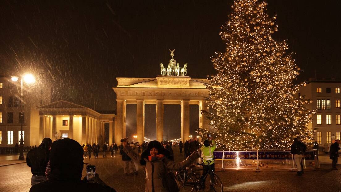 Климатски активисти у Берлину обезглавили божићну јелку