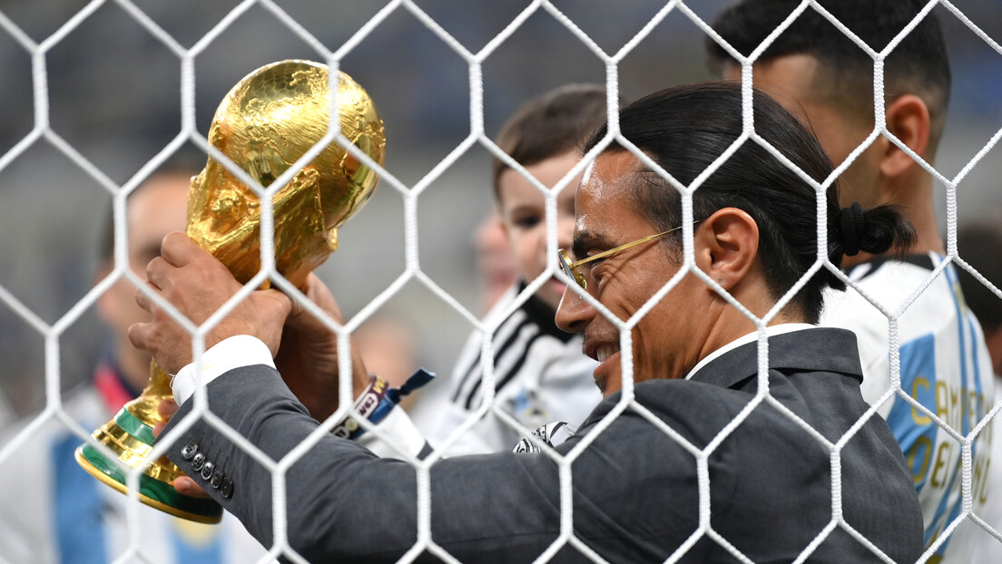 ФИФА истражује како је познати кувар дирао трофеј који не сме