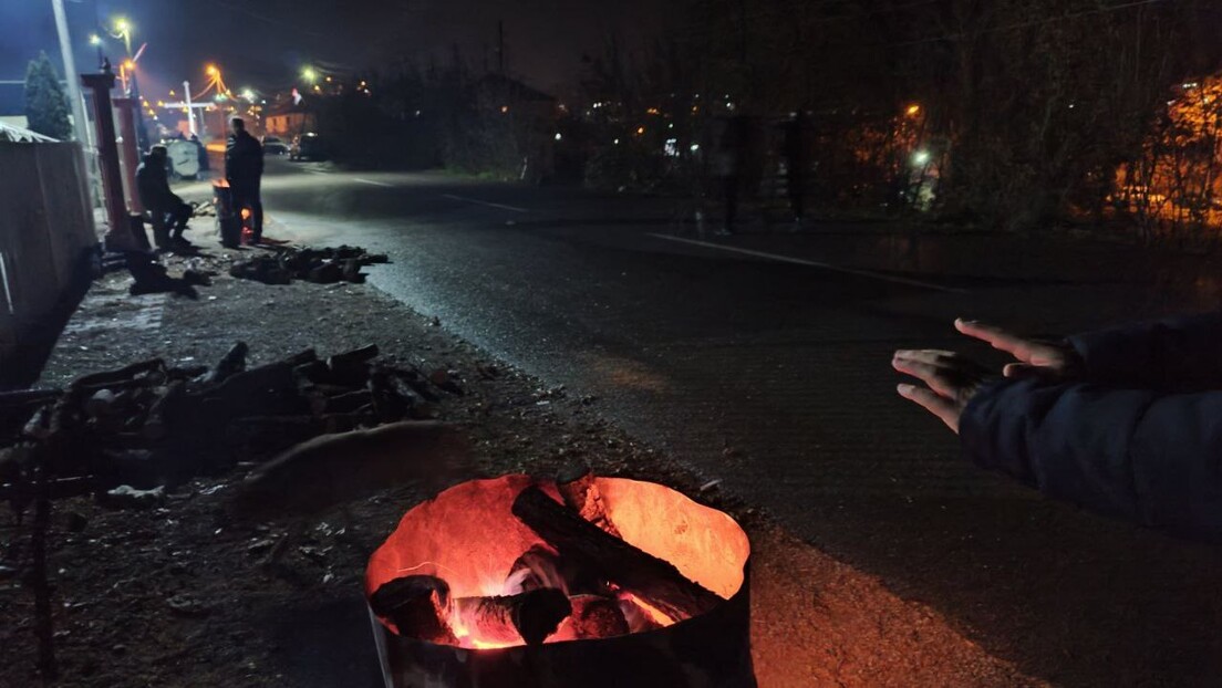 Срби не одступају са барикада: Логорским ватрама против хладноће