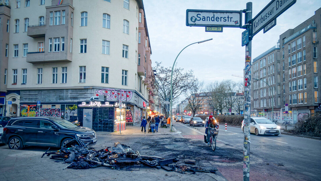 Хаотична новогодишња ноћ у Немачкој: Грађани ватрометом гађали полицију и ватрогасце (ФОТО)