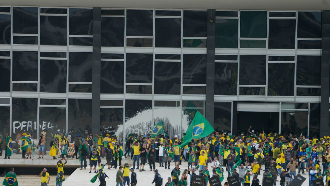 Хаос у Бразилу: Ухапшено више од 400 Болсонарових присталица